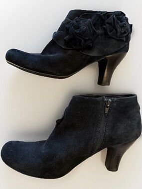 BORN Crown Suede Rosebud Booties Black Sz 6.5 Dark Romantic Victorian‎ Retro